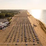Beachfront Luminous Flat In Μπιμπιόνε