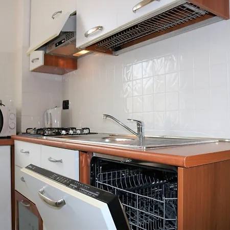 Beachfront Luminous Flat In ביביונה