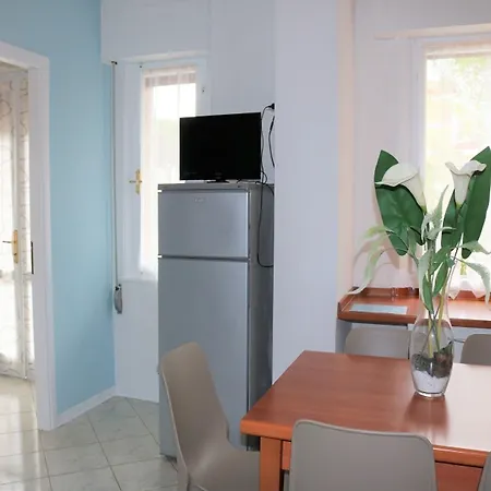 Beachfront Luminous Flat In ביביונה