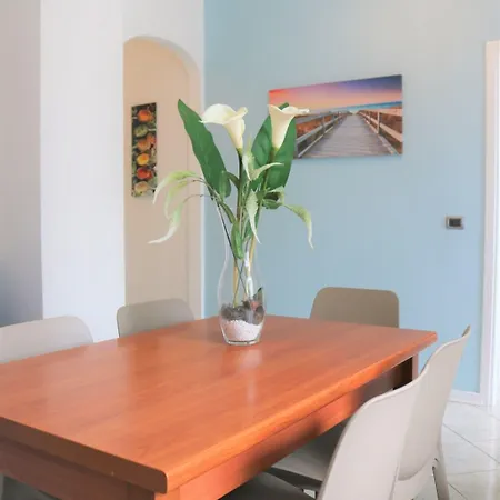 Beachfront Luminous Flat In ביביונה
