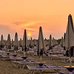 Beachfront Luminous Flat In Apartamento Bibione
